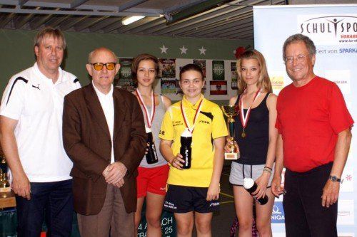 Julia Adlboller, Sarah Ender, Fabienne Trdin und Schulsportreferent Kurt Morscher (v. l.).