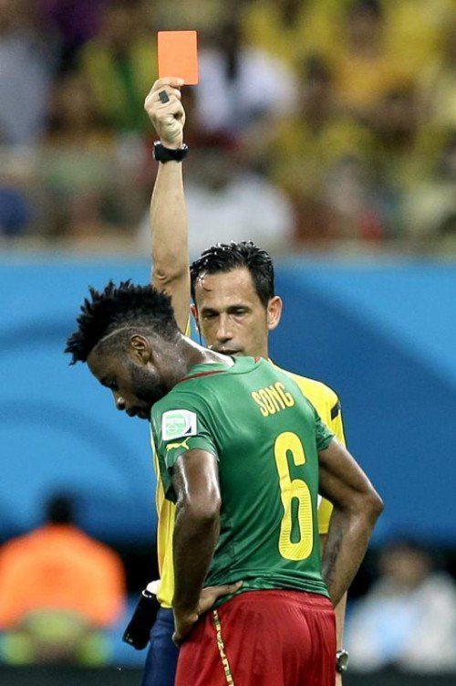 Kameruns Alex Song sah am Sonntag die rote Karte. Foto: reuters
