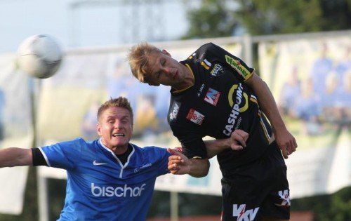 Kapitän Philipp Netzer (r.) und sein Team testen heute in Riefensberg gegen Hard. Foto: Hartinger