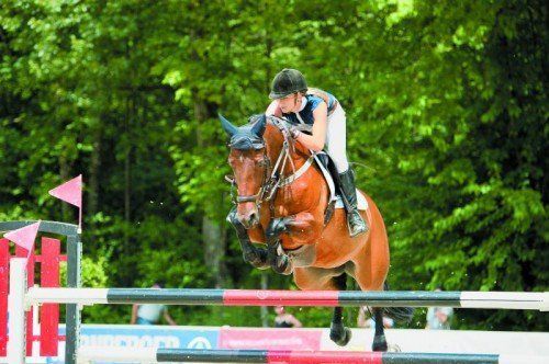 Katharina Rhomberg gewann mit Sisi Myra in Dornbirn das Hauptspringen, den Preis der Nürnberger Versicherung. Foto: crv