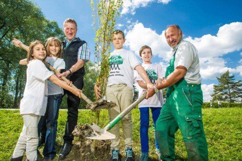 Bei der Klimaakademie im Rahmen der Vorarlberger Umweltwoche werden traditionell Bäume gepflanzt. Foto: VN/Steurer