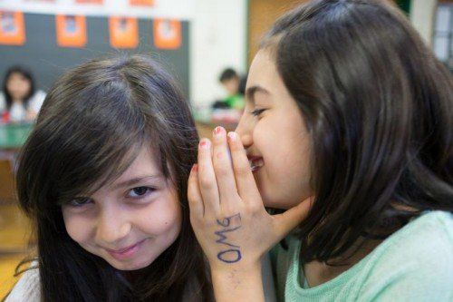 Lena und Eslem teilen ein Geheimnis. VN/Hartinger