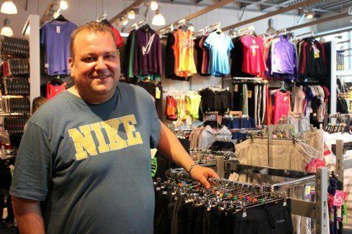 Marc Frei im Sportgeschäft EYBL. Hier fiel ihm ein verdächtiges Pärchen auf, und sein Spürsinn täuschte ihn nicht. Foto: VN/Schwald