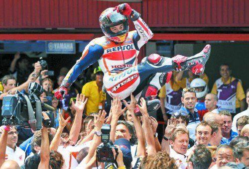 Marc Marquez lässt sich feiern: siebter Sieg in Serie in der MotoGP-Kategorie und der 100. Honda-Erfolg in der Königsklasse. Foto: apa