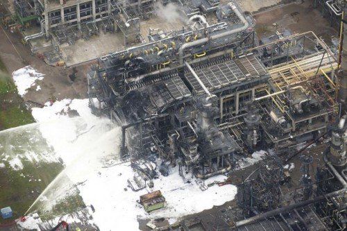 Mehrere Explosionen haben in dem Chemiewerk einen Großbrand ausgelöst. Zwei Menschen wurden leicht verletzt.  Foto: EPA
