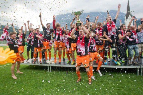 Meisterfeier in Bizau: Kapitän Dominik Helbock stemmt den Meisterpokal. Foto: steurer