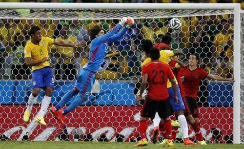 Mexikos Schlussmann Guillermo Ochoa war der überragende Spieler beim 0:0 gegen Brasilien. Der Torhüter verhinderte mit tollen Paraden mehrere Großchancen der Gastgeber. Foto: epa