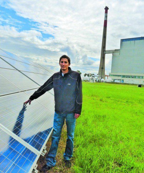 Michael Kovarik vor der Solaranlage und dem sichersten AKW der Welt. Ein Blick ins Innere. Engagierte junge Leute in Aktion. Fotos: MaM