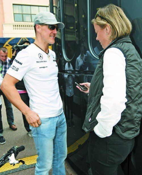 Michael Schumacher mit Managerin Sabine Kehm: es kann mit der Rehabilitation losgehen. Foto: ap