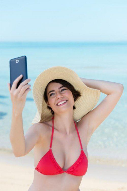 Nadine hat Grund zum Lächeln: Handy-Roaming wird billiger.