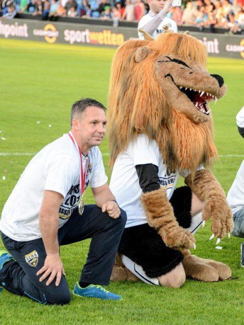 Nicht nur Trainer Damir Canadi, auch Maskottchen „King Rheini“ freut sich bereits auf die Bundesliga-Spiele in der Cashpoint-Arena. Foto: gepa