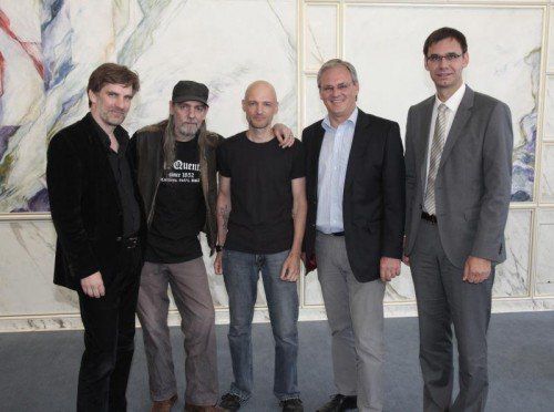 Preisträger mit Vertretern des Landes: Winfried Nußbaummüller (Kulturabteilung), Stephan Alfare, André Pilz, LR Harald Sonderegger und LH Markus Wallner. Foto: vlk