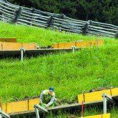 Mit Schaufeln gegen Naturgefahren