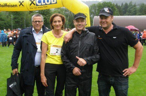 Roland Frühstück und Bernadette Mennel mit den Organisatoren Christian Fend und Günther Faigle (v. l.). Foto: baha