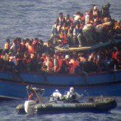 Dutzende Flüchtlinge auf Fischerboot erstickt