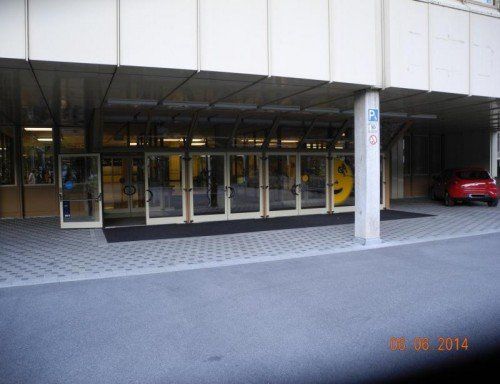  Schmierereien im Eingangsbereich der HAK Bludenz.  Foto: LPD  