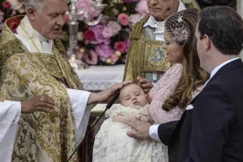 Schwedens süße Prinzessin Leonore machte während ihrer Taufe ein ausgedehntes Nickerchen. Fotos: AP, Reuters