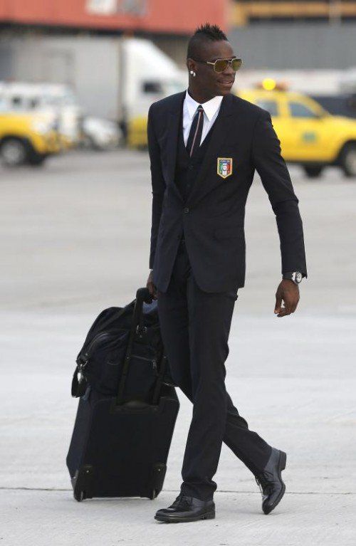 Sicher in Rio gelandet: Während des Flugs übernahm Mario Balotelli die Rolle des Aushilfs-Stewards. Per Mikrofon forderte er die Mitspieler auf, sich zu setzen: „Sonst gibt es kein Essen.“ Foto: ap