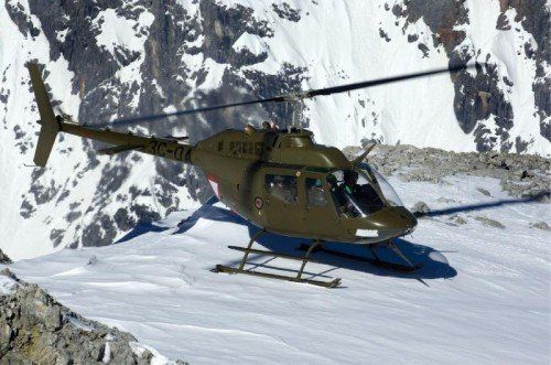 Stürzte bei Bundesheerübung in Wattener Lizum ab: ein Helikopter des Typs Bell OH-58 „Kiowa“, hier im Archivbild. Foto: apa