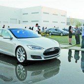 Tesla-Geschenk soll E-Technik weiter bringen