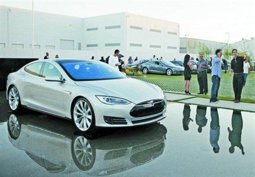 Tesla ist mit seiner Technik mit Reichweiten von bis zu 500 Kilometern den Mitbewerbern bei E-Autos überlegen. Fotos: ap