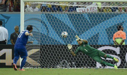 Theofanis Gekas, der tragische Held des Spiels, scheitert beim Elfmeterschießen an Costa Ricas Teufelskerl Keylor Navas. Foto: ap