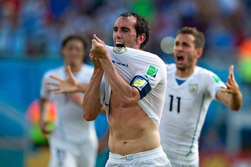Uruguays Kapitän Diego Godin sorgte mit seinem Treffer zum 1:0-Sieg über Italien für die nächste Sensation bei der WM – Italien muss, wie schon 2010, nach der Vorrunde nach Hause.  gepa