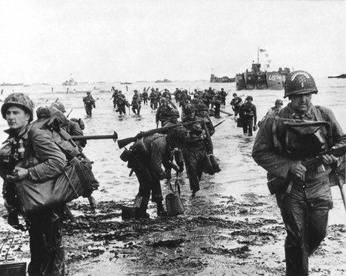US-Truppenverstärkung bei der Landung am 6. Juni 1944 in der Nähe von Vierville sur Mer. Foto: US National Archives/Reuters