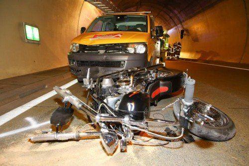 Verkehrsunfall; Unfall Ambergtunnel Fahrtrichtung Deutschland; Motorradfahrer ( schwer verletzt ) hat in der ersten Tunnelnische (1,1km) gewendet und ist dann in die verkehrte Richtung gefahren und dabei mit einem Pritschenwagen (57jährigen Lenker aus Riefensberg leicht verletzt) kollidiert; gegen 19.20 Uhr;