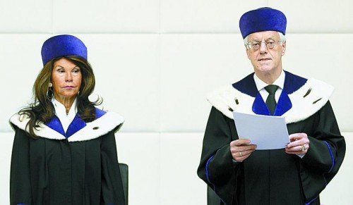 VfGH-Präsident Gerhart Holzinger – neben Vizepräsidentin Brigitte Bierlein – bei der Urteilsverkündung. Foto: APA