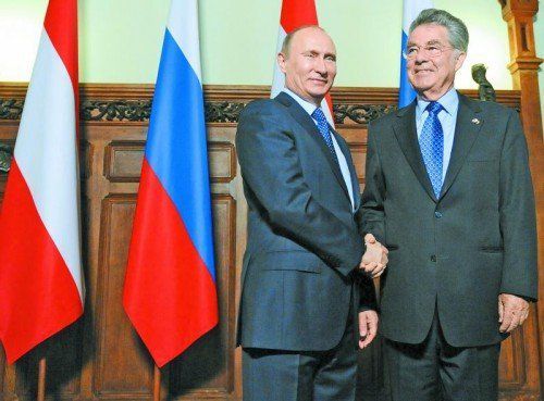 Vor zwei Jahren im Kreml: Putin begrüßt Heinz Fischer. Heute gibt‘s den Gegenbesuch in Wien. Foto: APA