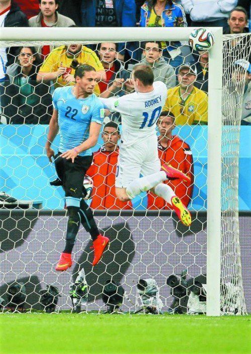 Wayne Rooney verpasste gegen Uruguay per Kopf die Führung für seine Engländer, der Ball sprang vom Lattenkreuz zurück. Foto: ap