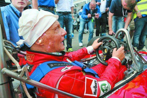 Wie in alten Zeiten: Niki Lauda zwängte sich wieder in seinen Ferrari aus dem Jahr 1976. Foto: manfred noger