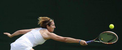 Yvonne Meusburger muss sich in Runde zwei gegen Li Na strecken – die Chinesin ist in Wimbledon auf Nummer zwei gesetzt. Foto: ap