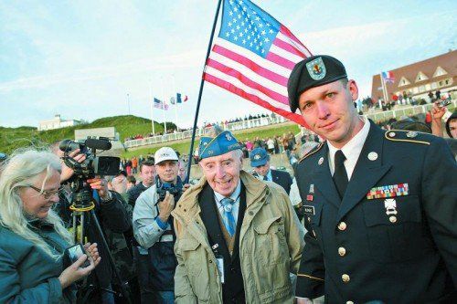 Zum D-Day-Gedenken in der Normandie erschienen gestern auch Soldaten, die 1944 dabei waren – wie Don McCarty (90) aus den USA. Foto: AP