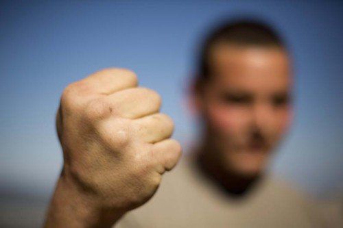 Zur falschen Zeit am falschen Ort: Ein 19-jähriger Lehrling bezahlte das mit einem Nasenbeinbruch. 
