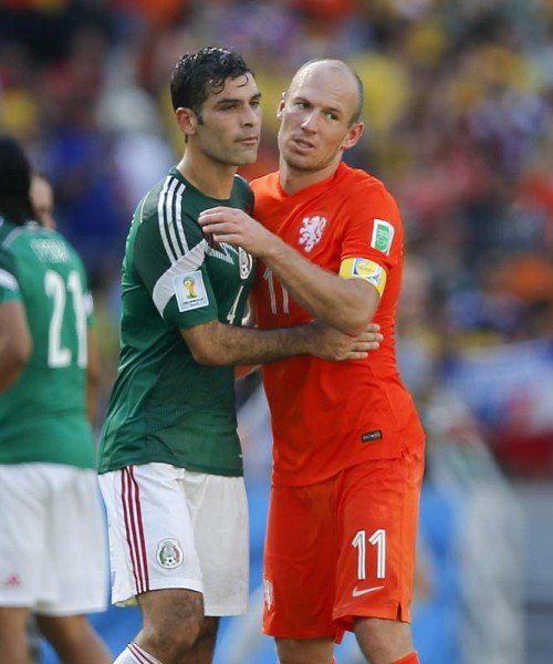 Zwei Protagonisten: Rafael Marquez und Arjen Robben (r.). ap