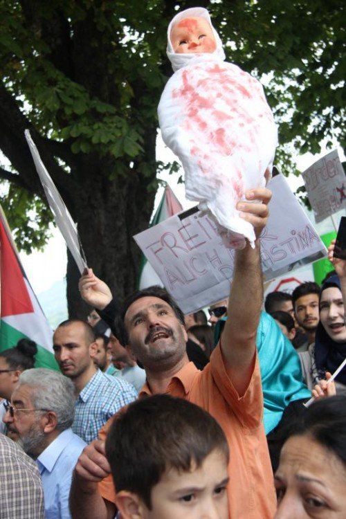 1500 Demonstranten gingen gegen die israelische Bodenoffensive im Gazastreifen auf die Straße.  Foto: Vlach  