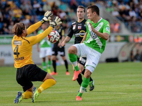 Altach-Torhüter Sebastian Brandner (l.) gegen Ivan Perisic. Im Hintergrund César Ortiz. Foto: gepa