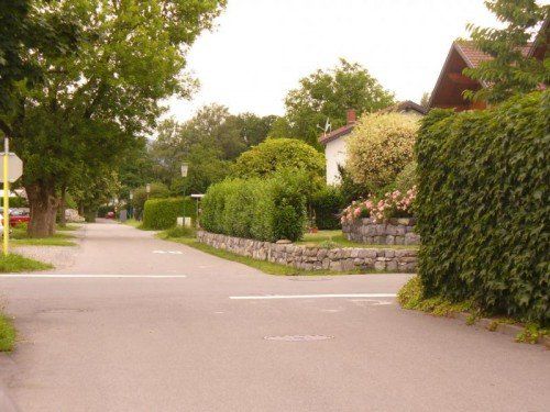 An vielen Orten wurden die Straßenmarkierungen erneuert. mima 
