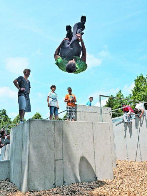 Atemberaubende Akrobatik in der Parkouranlage.
