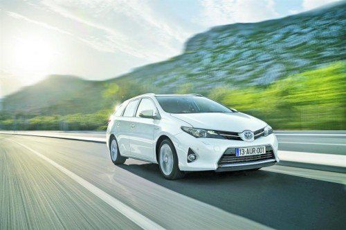Auris TS schiebt die markante Nase in den Wind: Der Hybrid-Kombi ist am blau schimmernden Toyota-Emblem zu erkennen. Fotos: werk
