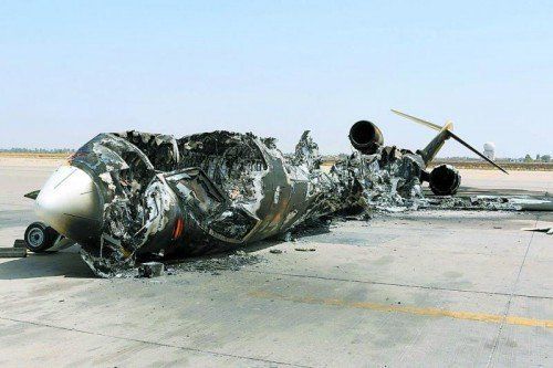 Ausgebrannter Flieger: Spuren der Kämpfe auf dem Flughafen der libyschen Hauptstadt Tripolis. Foto: Reuters