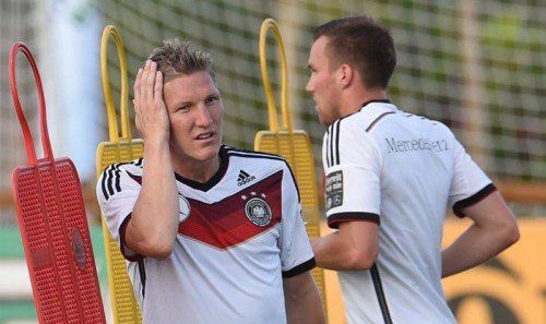 Auweia! Ein vollmundiger Bayern-Star Bastian Schweinsteiger (l.) und ein verständnisvoller Kollege und Freund Kevin Großkreutz (r.). Foto: epa