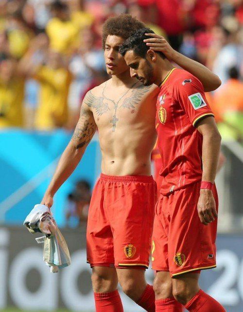Axel Witsel (l.) und Nacer Chadli verlassen enttäuscht den Ort der Niederlage, zugleich bedanken sie sich bei ihren Fans (kl. B). Fotos: epa/2