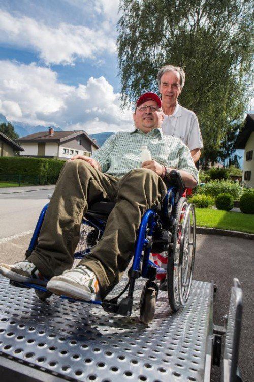 Thüringen.  Routiniert schiebt Peter Gerstgrasser (64) den Rollstuhl mit Klaus Martin in das Rotkreuz-Fahrzeug, fixiert ihn fachgerecht und fährt los. Es wirkt, als ob er nie etwas anderes getan hätte. Dabei kam der pensionierte Buchhalter und Lohnverrechner mit solchen Tätigkeiten bisher nie in Berührung. Als das Rote Kreuz und der Zivilinvalidenverband jedoch Freiwillige für die Aufrechterhaltung des Behindertenfahrdienstes suchten, war Gerstgrasser zur Stelle. „Ich habe im Leben immer Glück gehabt. Jetzt kann ich etwas an die Gesellschaft zurückgeben“, begründet er sein ehrenamtliches Engagement.
Die Einschulung auf das Rotkreuz-Fahrzeug habe problemlos funktioniert, lediglich die Größe des Autos war gewöhnungsbedürftig. „Der Radius ist doch ein ganz anderer als der eines Pkw.“