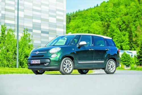 Beim Publikum am Straßenrand ein Augenöffner: Der Fiat 500 L wirkt. Fotos: VN/Steurer
