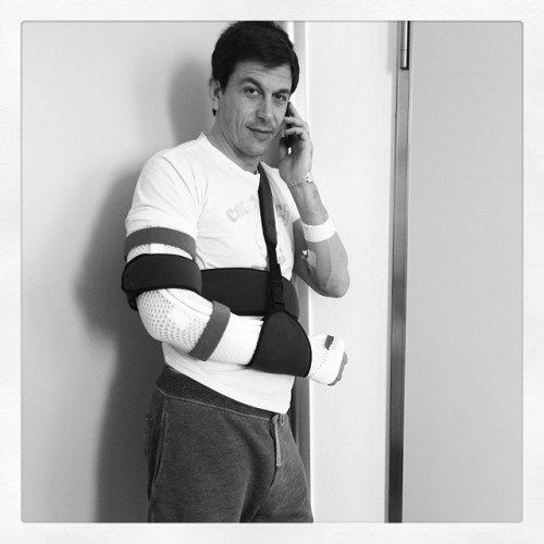 Beim Radfahren einen Stern gerissen – Mercedes-Sportchef Toto Wolff trägt einen Arm in Gips. Foto: sw