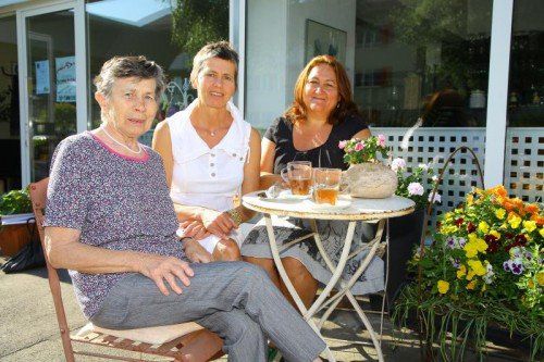 Betreiben das Café mit Leidenschaft: Susanne Schützenberger, Ulrike Egartner und Irmgard Lässer (v. l.)  FOTOS: VN/Hofmeister, privat