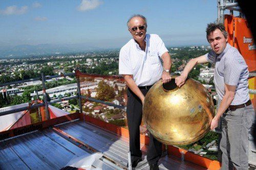 Bgm. Bertsch und Pfarrer Sandor auf dem Kirchturm in Kennelbach.